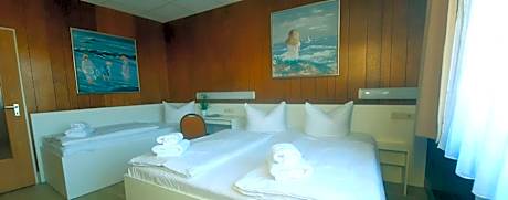 Family Room (2 Adults + 1 Child)