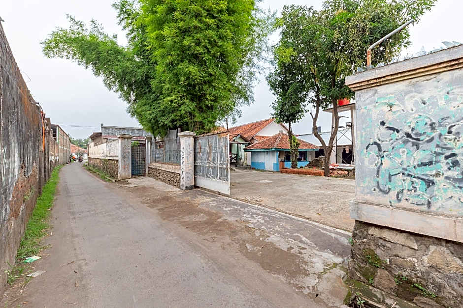 RedDoorz Syariah near Alun Alun Palimanan