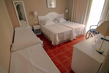 Family Room (2 Adults + 2 Children)