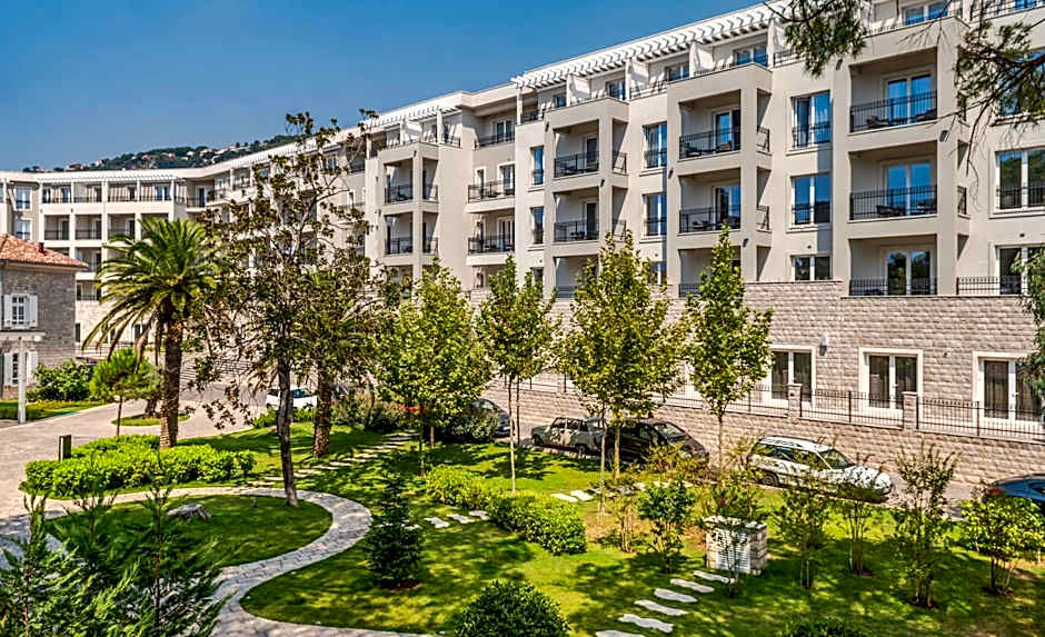 Lazure Hotel & Marina