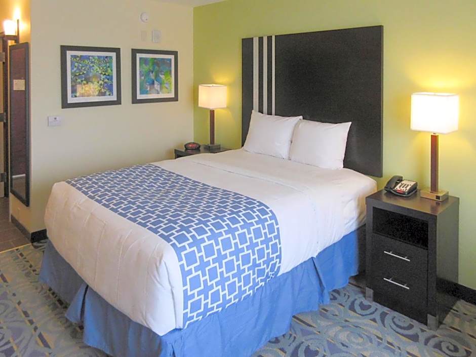 Photo 1 of 2 of 1 Queen Bed, Accessible