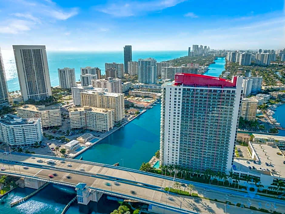 Spectacular View wBalcony Pool