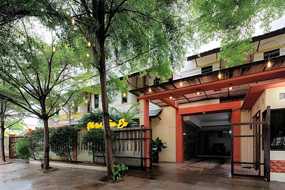 Urbanview Syariah Hotel Tiga ER near Karawang Central Plaza