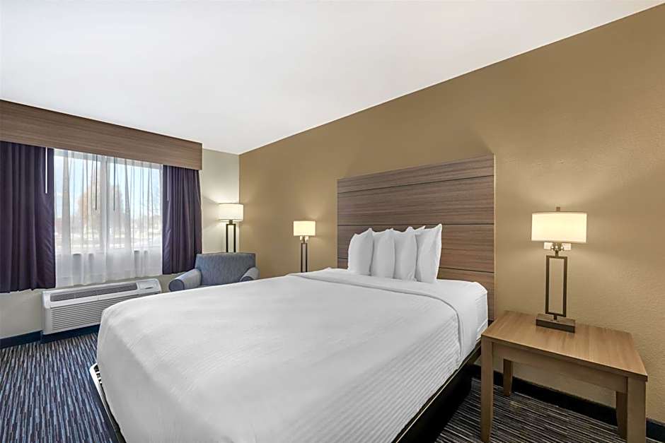 Photo 1 of 6 of 1 King Bed, Accessible, Bathtub