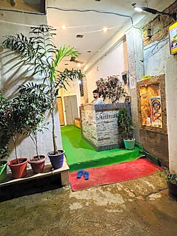 SRI KEDAR KHAND PAYING GUEST HOUSE