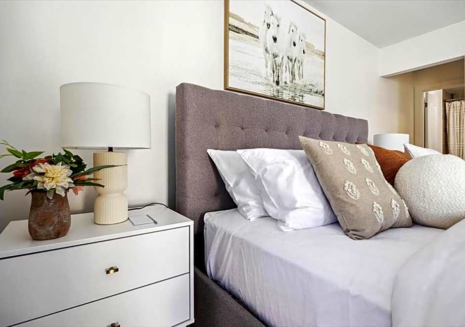 Luxurious and Beautiful, Barrie