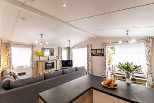 Primrose Lodge with Hot Tub