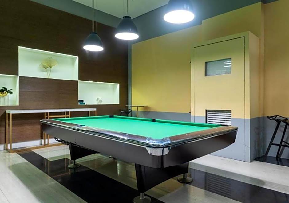 Bayfront Suite in Pasay Near NAIA Terminal, PICC, Star City, MOA and US Embassy - Pet-Friendly, Wi-Fi & Netflix, Free Swimming Pool, Sauna, Work from Home Ready
