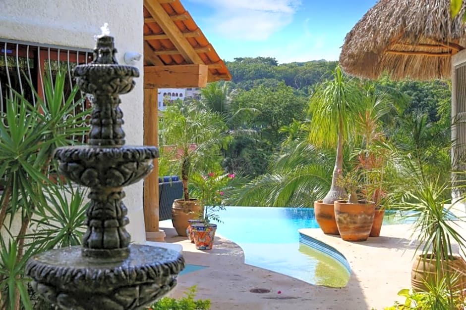Villa Kiwi. Huge Pool, Steps To Town n Beach. 6 plus BRM 7.5 BTH 3 KCN