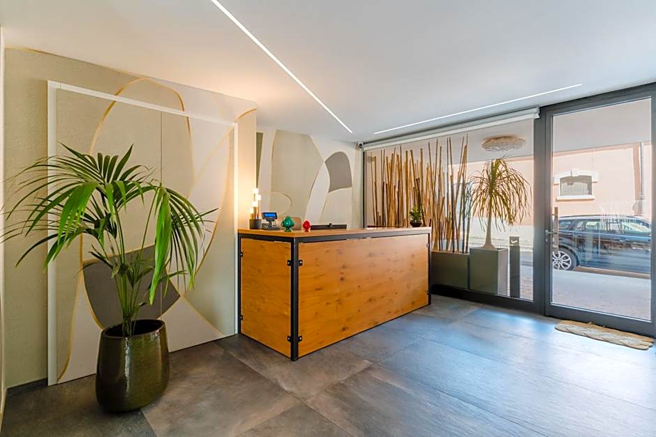 Glass House - Smart Rooms & Parking