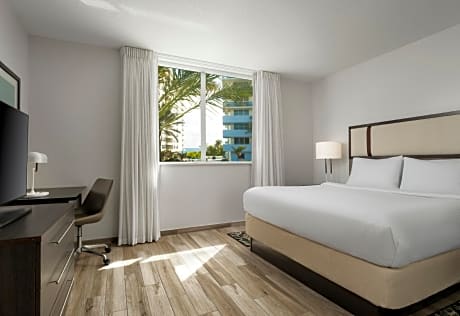 Suite, 1 King, Partial ocean view