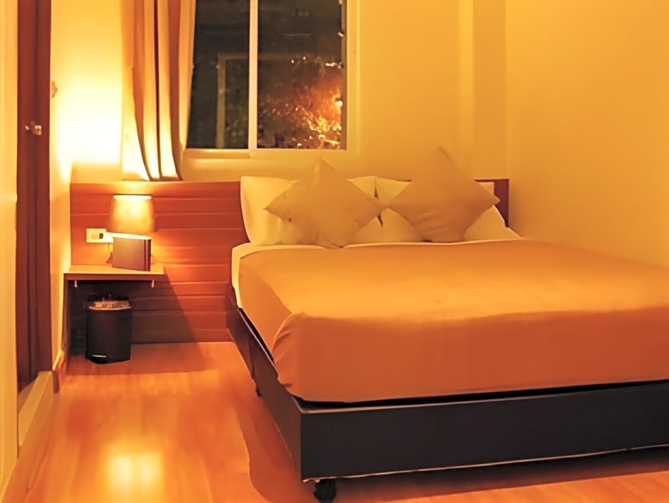 White House Asoke Sukhumvit 18