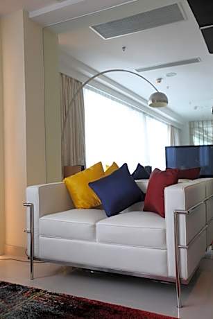 Penthouse Apartment with Side Harbor View