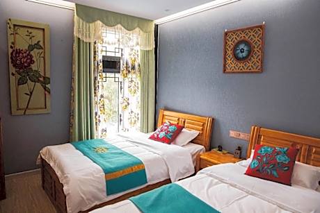 Standard Twin Beds Room