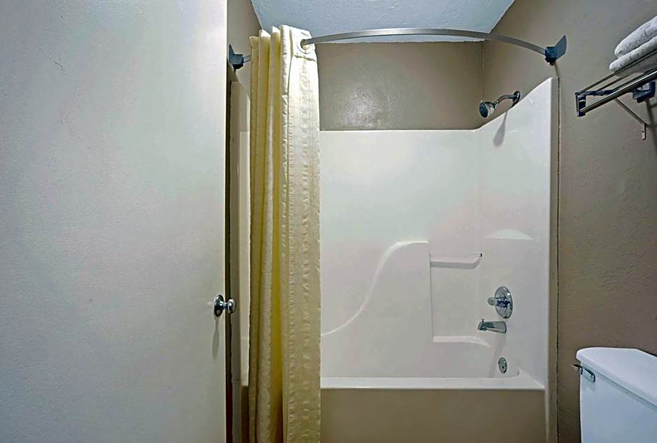 Super 8 by Wyndham Oklahoma/Frontier City