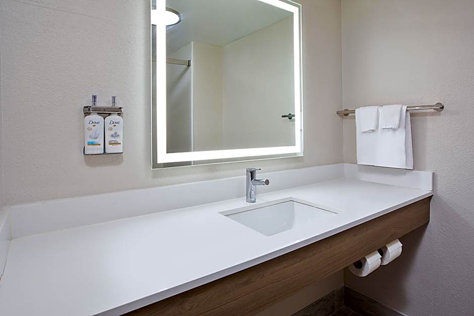 Holiday Inn Express & Suites Milwaukee NW - Park Place By IHG