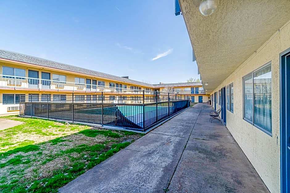 Castle Inn & Suites By OYO Chickasha