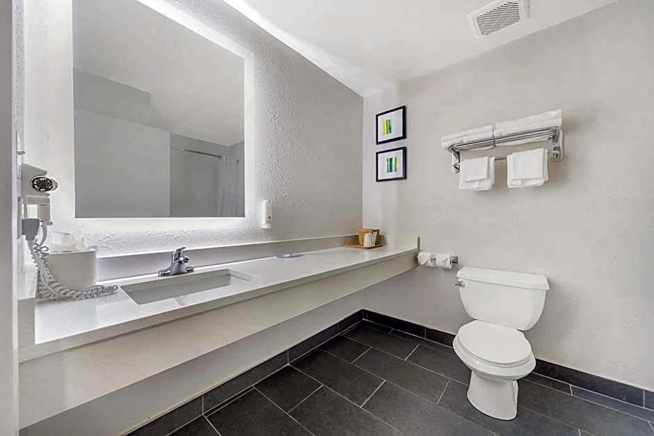 Quality Inn & Suites NJ State Capital Area