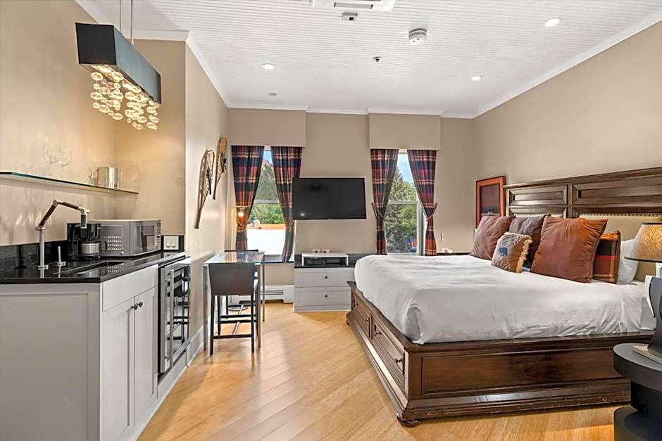 Independence Square 302, Top Floor Stylish Hotel Room with Wet Bar, A/C, in Downtown Aspen