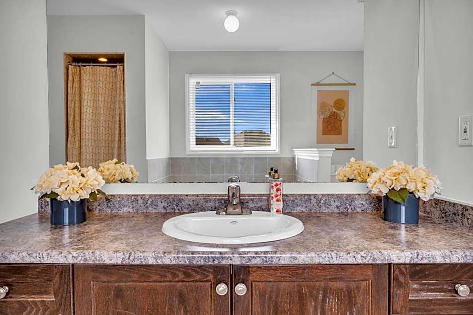 Oshawa Family Haven - Luxury 7BR Villa with Cozy Fireplaces & Hot Tub