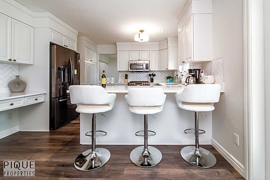 LUXURIOUS 6 Bed Home I Fireplace I near Sports Park I with Double Garage & Fast WiFi!