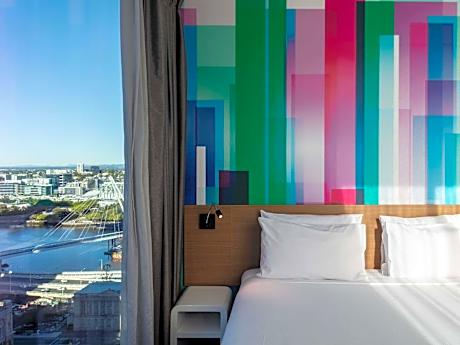 Deluxe Corner King Room with City View