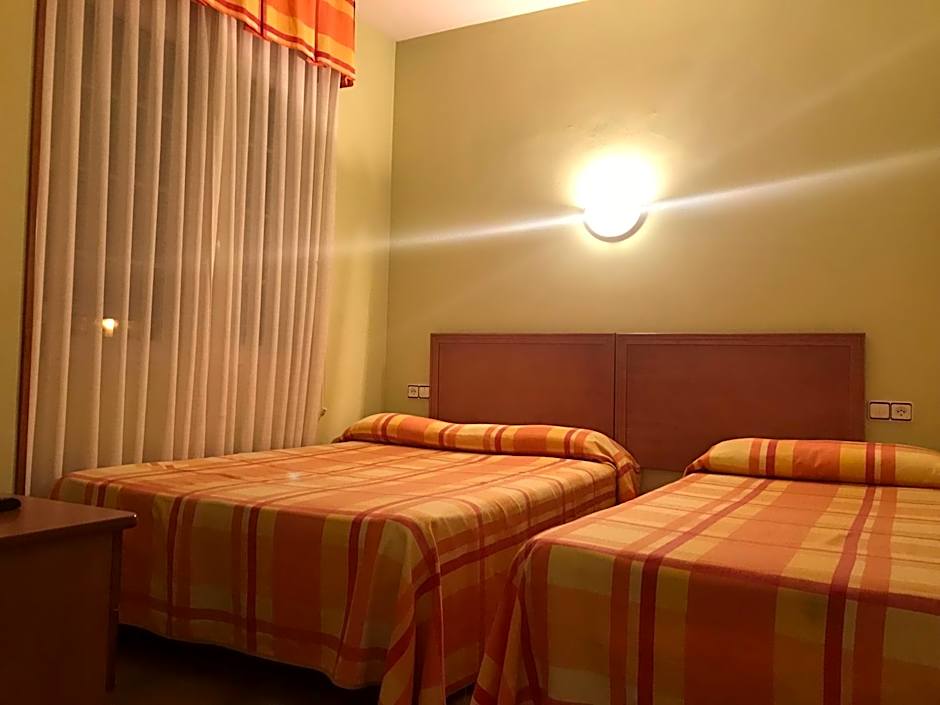 Hotel Los Leones, el más cercano a Warner