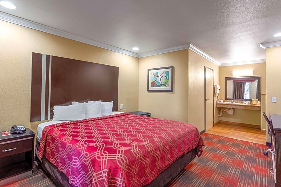 Econo Lodge Inn & Suites Escondido Downtown