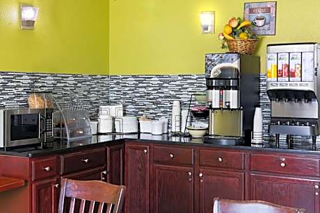 Super 8 by Wyndham South Boston VA