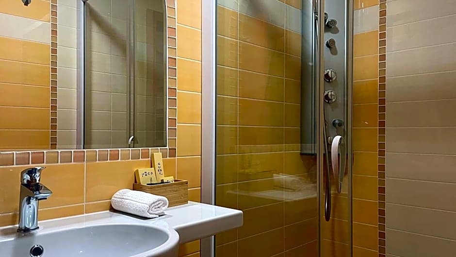 MADONCA ROOMS & RESTAURANT