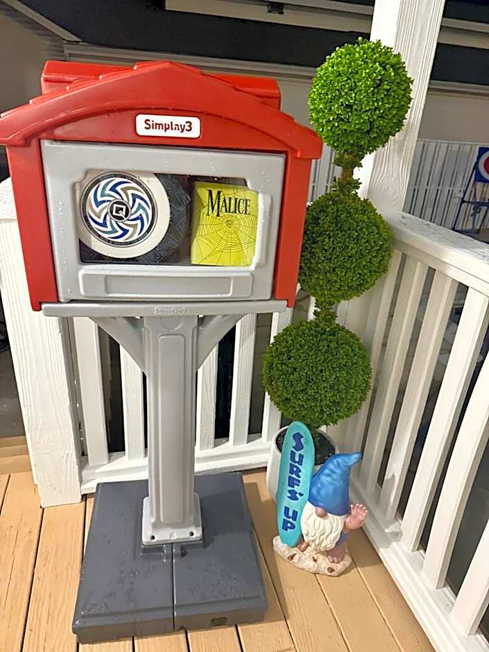 New 2025-Ocean Sands Beach Boutique Inn-Sauna and Salt-Mineral Pool -Free Beach Bikes and Famous Beach-Nightly Popcorn-Bathrobes and Sunscreen in all rooms-Ultra Sparkling-Free Laundry-4 Grand Presidential Black Beds in all rooms-Savings#252-242-SAND