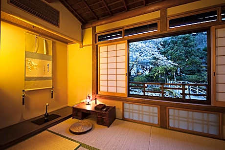Japanese room with Shared Bathroom and small anteroom