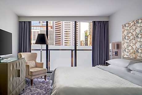 Deluxe Larger King Room with City View