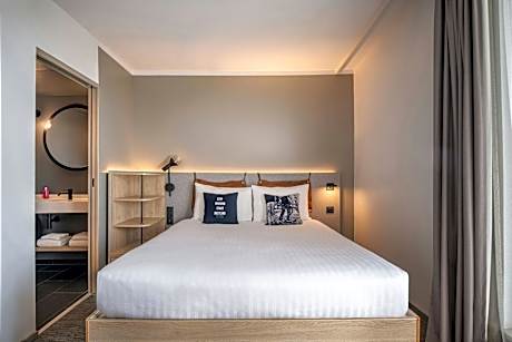 Moxy Mega Sleeper, Guest room, 1 Queen, Sofa bed, Garden view