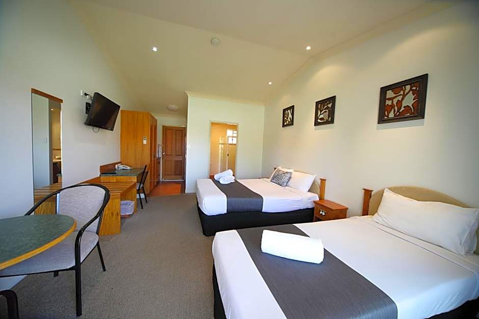 Emerald Explorers Inn