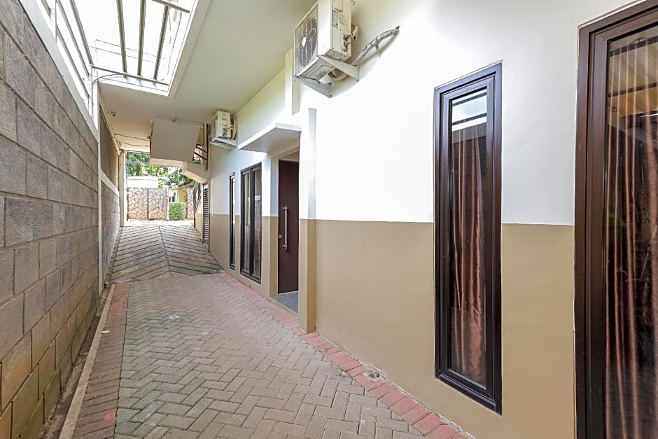 RedDoorz Syariah near Green Park Jatiwarna