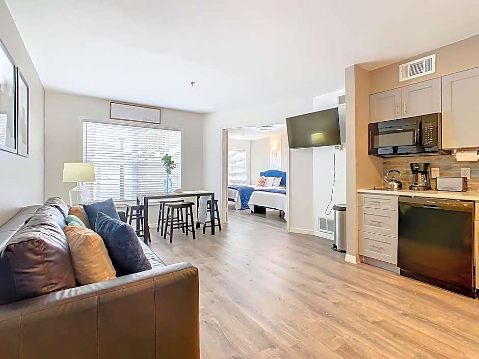 Be Our Guest! 1 Bedroom Condo Near Disney Parks!