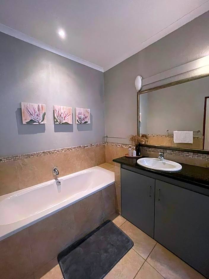 Khululeka Safaris Lodge