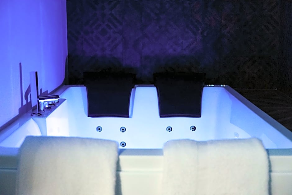 Photo 1 of 11 of Jetted Tub