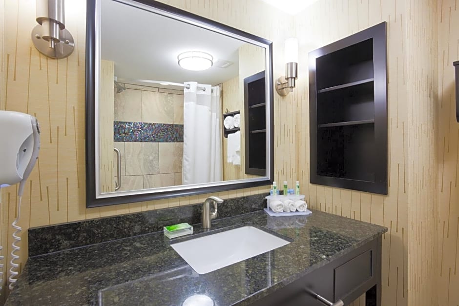 Holiday Inn Express & Suites Fort Dodge, an IHG Hotel