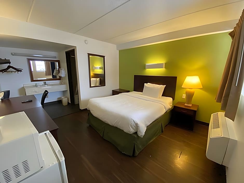 Photo 1 of 4 of Standard 1 Queen Bed, Nonsmoking