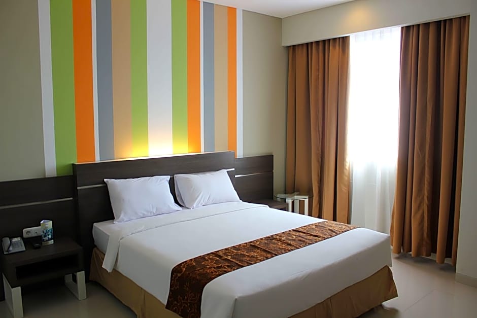 Pose In Hotel Solo