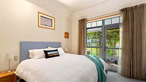 Hawkdun Rise Vineyard & Accommodation