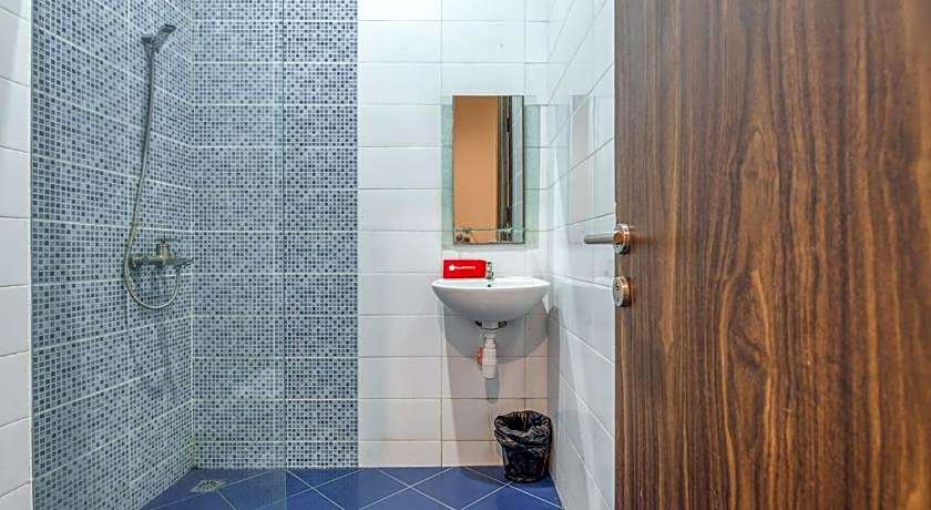 RedDoorz near Surabaya Zoo