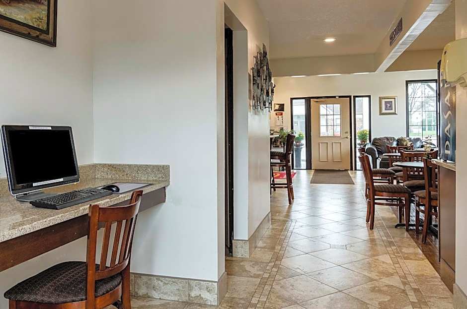 Econo Lodge Lawrence near University