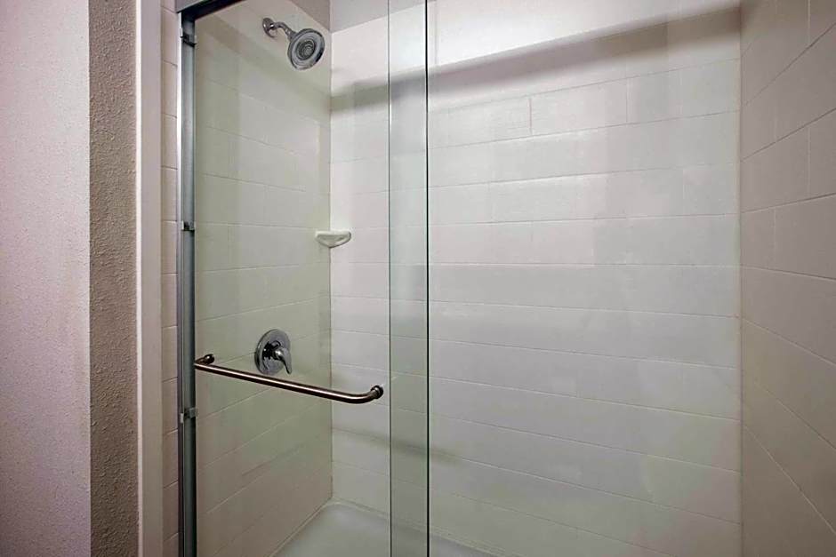 La Quinta Inn & Suites by Wyndham Erie