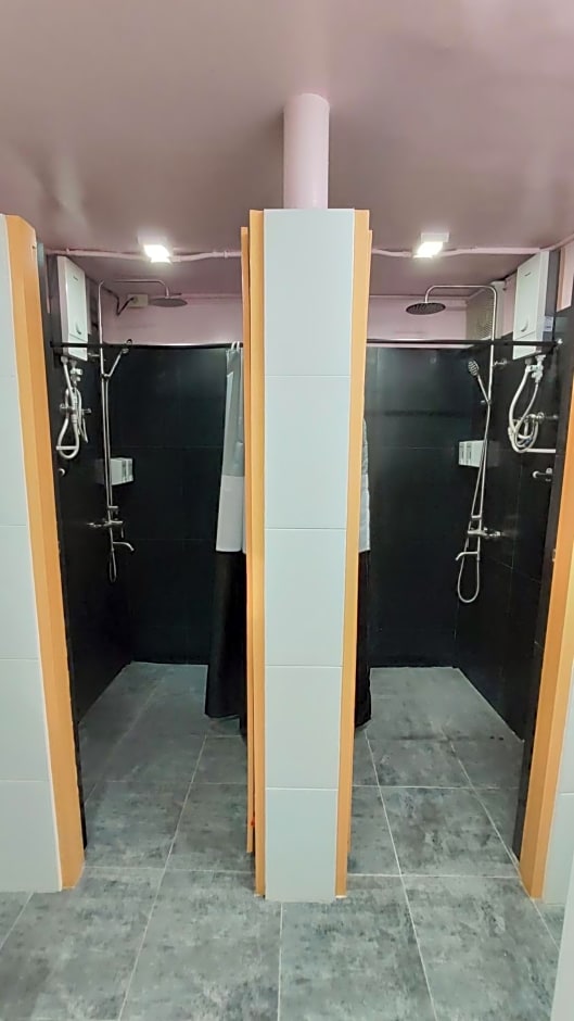 Nomad's Hub - Best Value Co-living Hostel