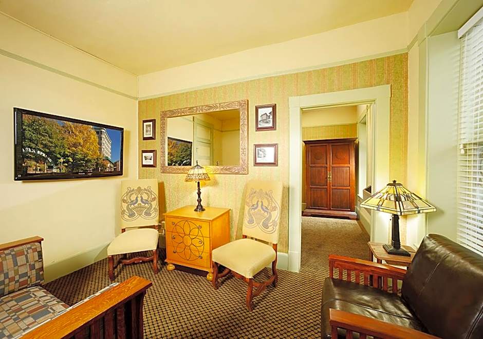 1905 Basin Park Hotel