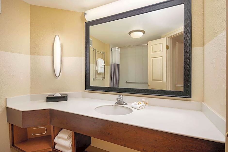 La Quinta Inn & Suites by Wyndham Atlanta Ballpark/Galleria