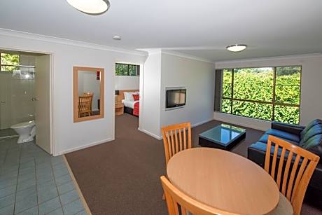 Single Suite with One Single Bed One Queen Bed and Living room - Non Smoking